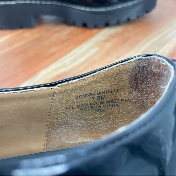 Madden girl Janne shoes, size 7.5 black patent leather T-Strap lug soles - Picture 9 of 10